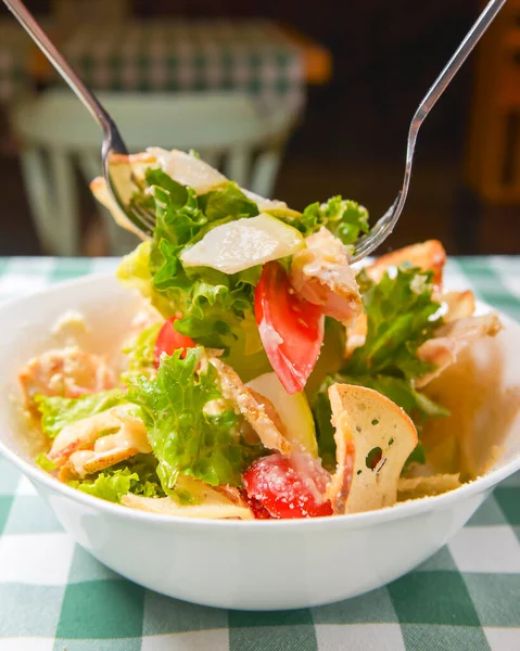 Prato Com Salada César Fresca Fecha Conceito Tradicional Cozinha Italiana — Fotografia de Stock