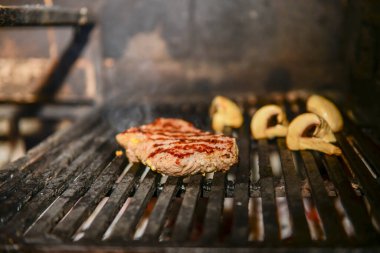 Domuz eti ve mantarlı et yaz aile yemeği için ızgara ızgara sebzeli sebze. Barbekü mangalı konsepti. Lezzetli yemek..