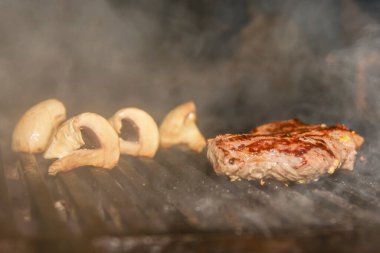 Domuz eti ve mantarlı et yaz aile yemeği için ızgara ızgara sebzeli sebze. Barbekü mangalı konsepti. Lezzetli yemek..