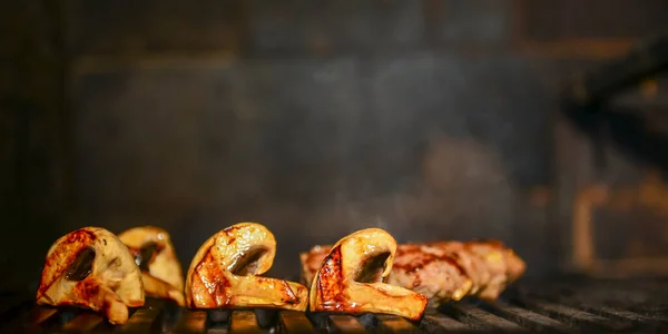 Gemischtes Fleisch Aus Schweinefleisch Und Champignons Auf Dem Grill Gekocht — Stockfoto