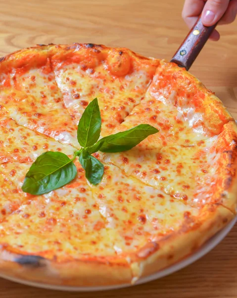 Pizza Margherita Cozinha Italiana Tradicional Pizza Italiana Margarita Levar Uma — Fotografia de Stock