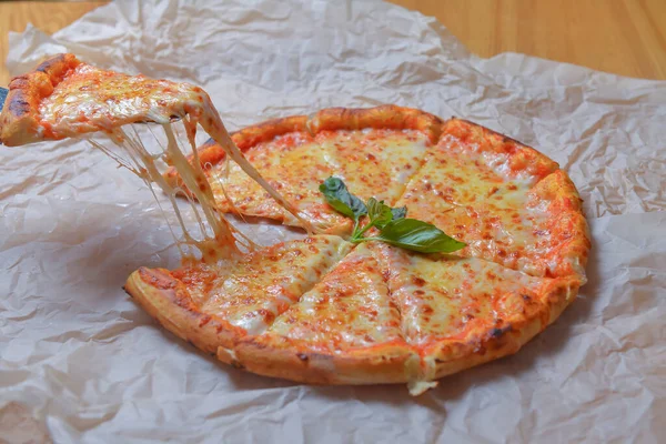 Margherita Pizzą Tradycyjna Kuchnia Włoska Włoska Pizza Margarita Biorę Kawałek — Zdjęcie stockowe