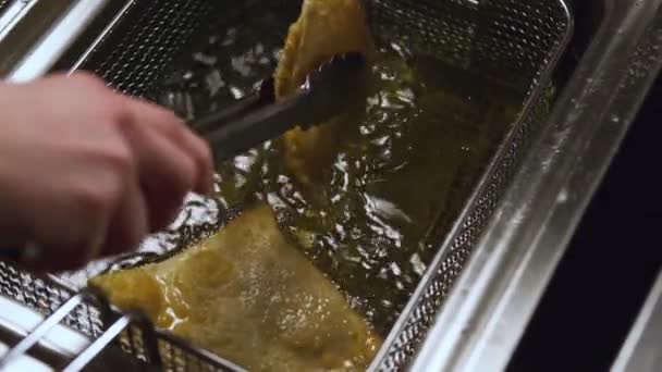 Pasteles Cheburek Con Carne Frita Aceite Girasol Freír Comida Rápida — Vídeos de Stock