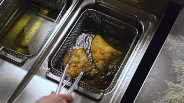 Pasteitjes Cheburk Met Vlees Gebakken Zonnebloemolie Frituur Fast Food Junkfood — Stockvideo