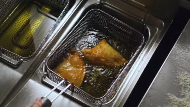 お肉をひまわり油で揚げたパティの胸肉 ファーストフード ジャンクフード 伝統的なグルジア料理 台所で食品を作るプロセス — ストック動画