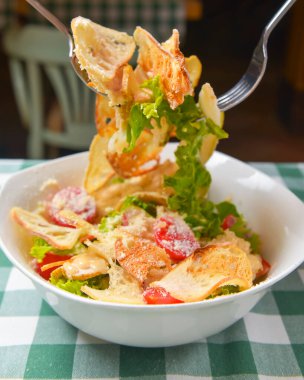 Taze sezar salatalı tabak. Kapatın. Geleneksel İtalyan mutfağı kavramı. Lezzetli sağlıklı salata, sağlıklı yeme konsepti.