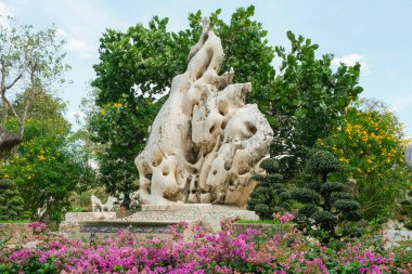 Park arka planında yeşil doğal ağaç bulanıklığı. Güzel park dekoru. Doğa konsepti, sıcak yaz veya ılık bahar havası.