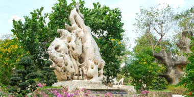 Park arka planında yeşil doğal ağaç bulanıklığı. Güzel park dekoru. Doğa konsepti, sıcak yaz veya ılık bahar havası.