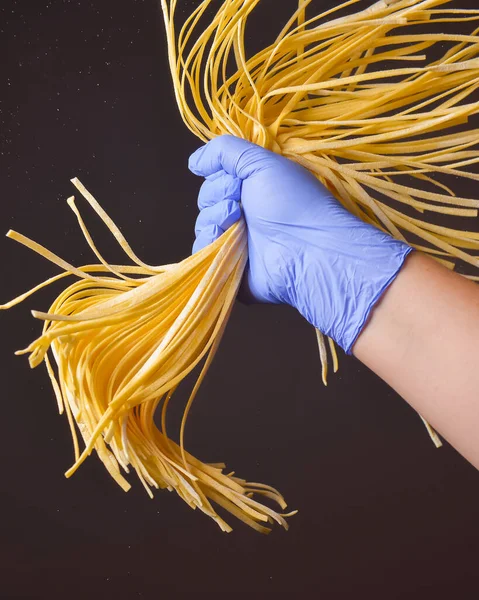 Jonge Vrouwelijke Chef Kok Houdt Zelfgemaakte Pasta Lucht Zwarte Achtergrond — Stockfoto