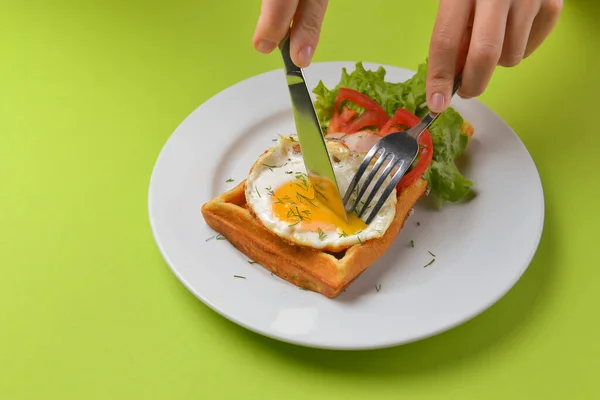 Gros Plan Gaufres Aux Œufs Salés Rustiques Idée Petit Déjeuner — Photo