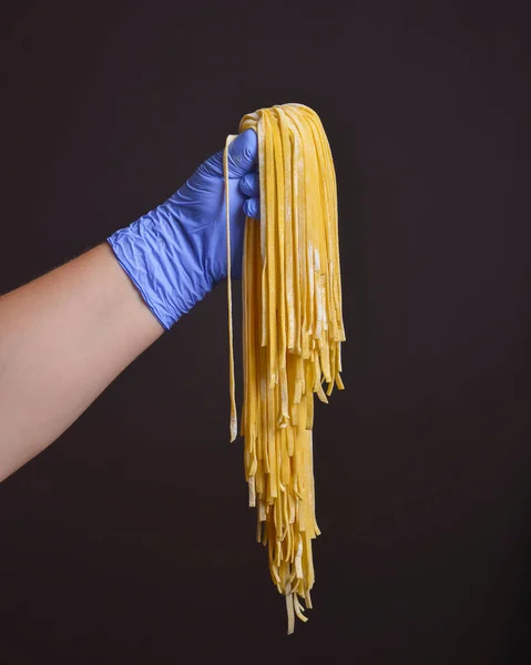 Junge Köchin Hält Hausgemachte Pasta Über Schwarzem Hintergrund Die Luft — Stockfoto