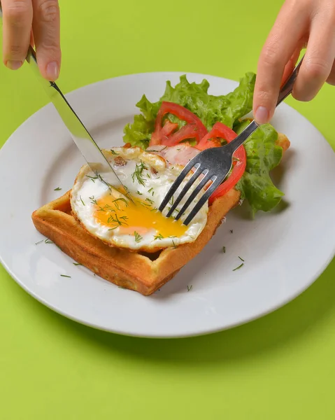 Gaufre Aigre Avec Oeuf Frit Légumes Dans Une Assiette Délicieuse — Photo