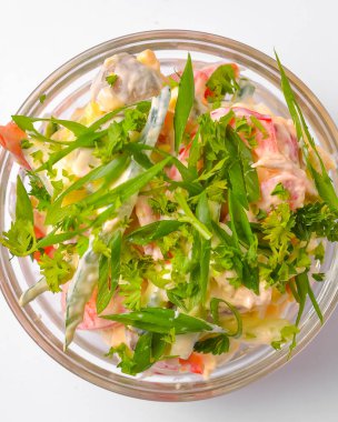 Sağlıklı yiyecek. Beyaz arka planda servis edilen bir kasede sebze salatası karışımı. Sağlıklı beslenme, lezzetli atıştırma ya da akşam yemeği. Plakayı kapat, taze organik yeşillik..