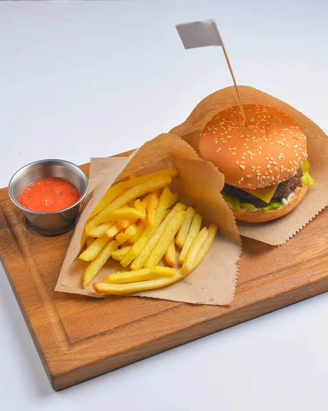 Hamburger Avec Frites Sauce Tomate Restauration Rapide Concept Malbouffe Servi — Photo