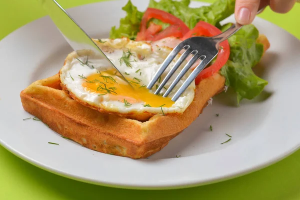 Gaufre Aigre Avec Oeuf Frit Légumes Dans Une Assiette Délicieuse — Photo