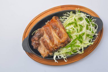 Beyaz arka planda servis edilen sulu ızgara biftek. Lezzetli bbq et konsepti. Boşluk afişini kopyala.