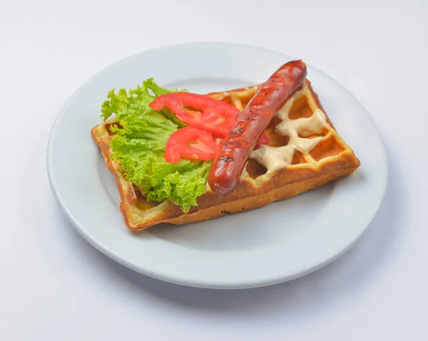 Waffle Azedo Com Linguiça Frita Verduras Prato Deliciosa Ideia Pequeno — Fotografia de Stock