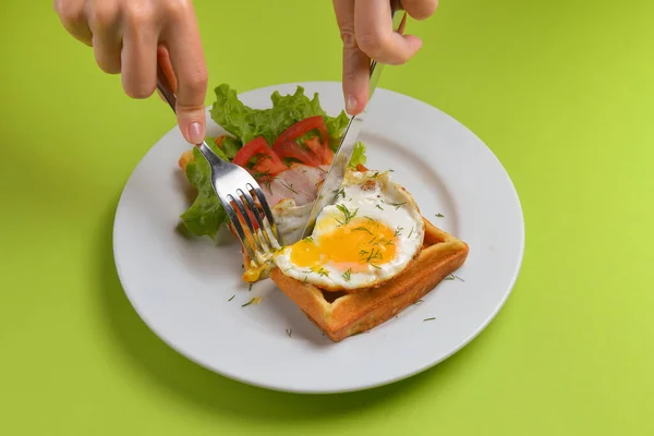 Gaufre Aigre Avec Oeuf Frit Légumes Dans Une Assiette Délicieuse — Photo