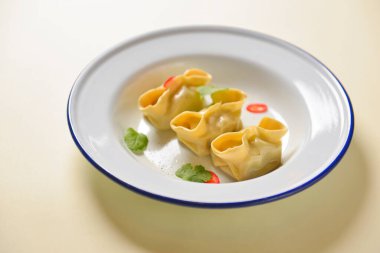 Beyaz seramik tabakta sıcak buharlı haşlanmış hamur köftelerini kapat. Çin yemeği, Asya mutfağı. Alan tasarım afişini kopyala.