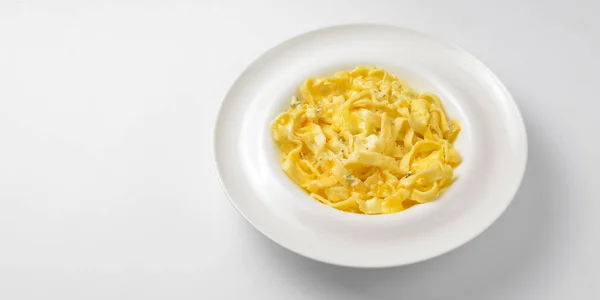 Heerlijk Vegetarisch Gerecht Van Pasta Met Kaas Geserveerd Een Wit — Stockfoto