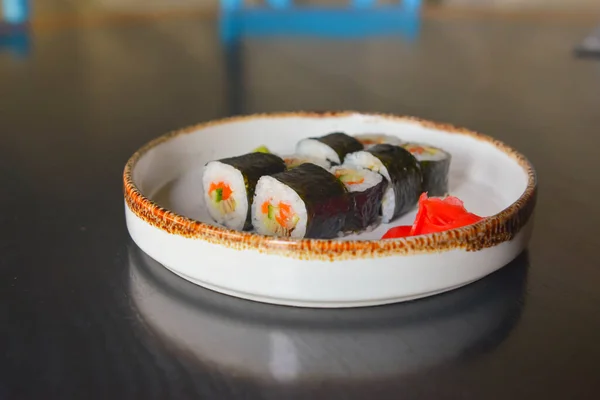 Japanse Zeevruchten Sushi Zwarte Achtergrond Geserveerd Een Witte Ronde Plaat — Stockfoto