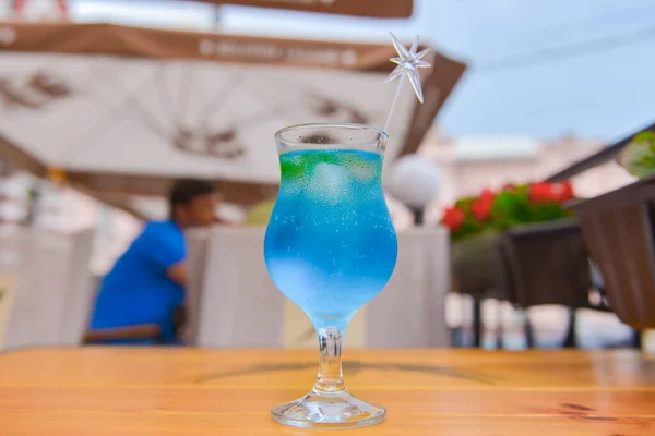Coquetel Curaçao Azul Copo Alto Com Uma Palha Plástico Fora — Fotografia de Stock