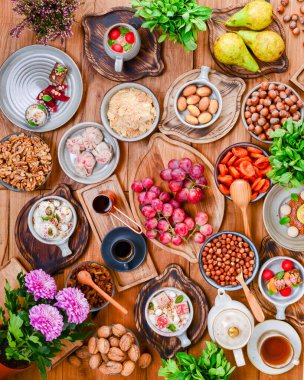 Geleneksel Gürcistan tatlıları ve fındıklı tatlılar, ceviz, üzüm suyu, bal, çikolata. Baklava, nakhini, khinkali, matzoon, church chkhela, shotis puri veya shot. Taze meyve ve meyveler.