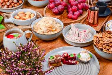 Geleneksel Gürcistan tatlıları ve fındıklı tatlılar, ceviz, üzüm suyu, bal, çikolata. Baklava, nakhini, khinkali, matzoon, church chkhela, shotis puri veya shot. Taze meyve ve meyveler.