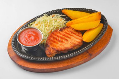 Fırında patates ve yeşil salata ile ızgara biftek eti. Lezzetli bir akşam yemeği. Düz, üst görünüm, beyaz arkaplan üzerinde.