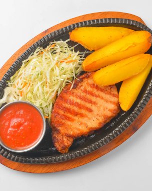 Fırında patates ve yeşil salata ile ızgara biftek eti. Lezzetli bir akşam yemeği. Düz, üst görünüm, beyaz arkaplan üzerinde.