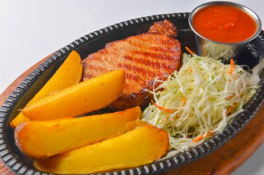 Fırında patates ve yeşil salata ile ızgara biftek eti. Lezzetli bir akşam yemeği. Düz, üst görünüm, beyaz arkaplan üzerinde.