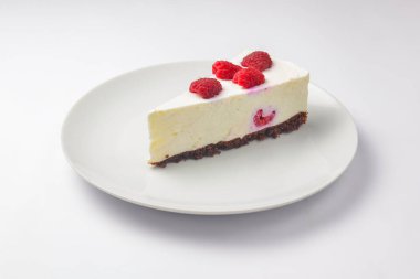 Taze çilekli cheesecake, üzerinde böğürtlen olan New York cheesecake beyaz arka planda beyaz bir tabakta servis edilir. Peynirli kek beyazda izole edilmiş. Çay saati için lezzetli tatlı..