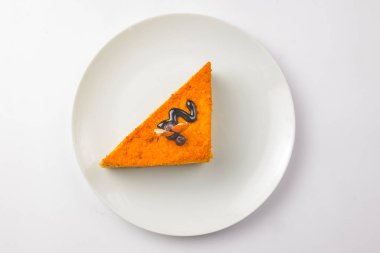 Beyaz arka planda beyaz bir tabakta servis edilen katmanlı bir parça bal keki. Beyazda izole edilmiş. Çay ya da kahve için lezzetli tatlı..