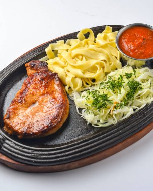 Fırında patatesli ızgara biftek ve sos soslu yeşil salata. Lezzetli bir akşam yemeği. Düz, üst görünüm, beyaz arkaplan üzerinde.