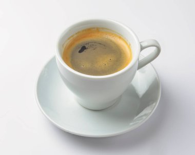 Kahveli espresso beyaz üzerine izole edilmiş. Beyaz fincanda nefis bir sade kahve. Kahve zamanı..