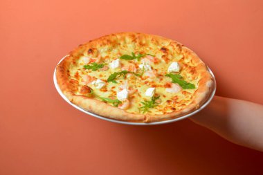 Pizzanın tamamı pastel renkli arka planda. Peynirli İtalyan pizzası. Yaratıcı fikir konsepti. Pankart.
