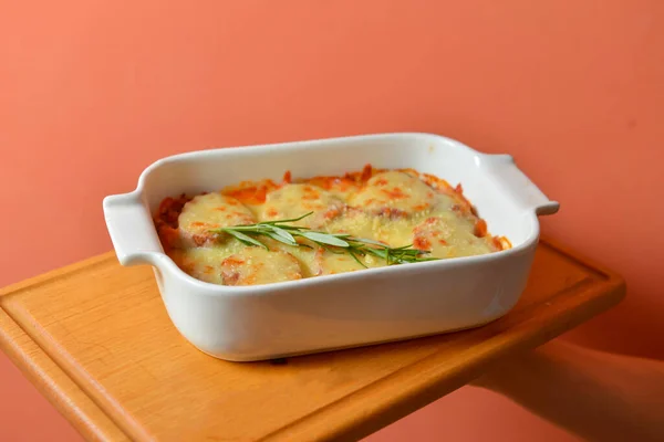 Italiaanse Ovenschotel Met Kaas Groenten Bij Hand Pastelkleurige Achtergrond Heerlijke — Stockfoto