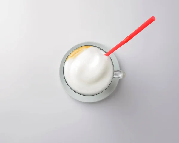 컵에는 하얀색 플라스틱 빨대를 놓았다 유리잔에 맛있는 — 스톡 사진