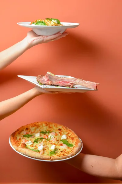 Ręce Talerzami Mięsnym Stekiem Włoskim Makaronem Pizzą Serem Kreatywny Pomysł — Zdjęcie stockowe