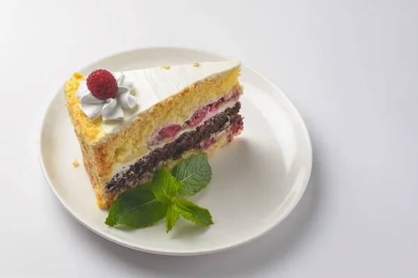 Ciasto Malinowe Jeden Kawałek Pysznego Owocowego Ciasta Polewą Waniliową Serwowany — Zdjęcie stockowe