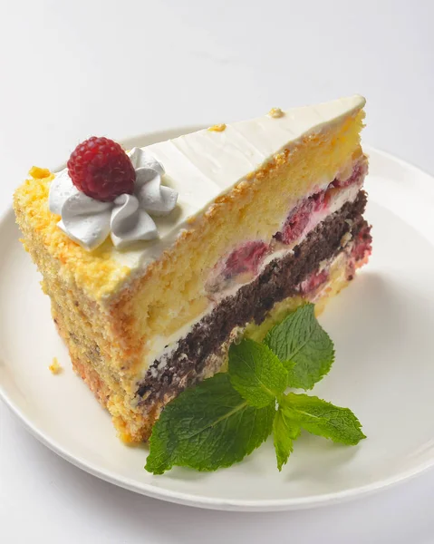 Ciasto Malinowe Jeden Kawałek Pysznego Owocowego Ciasta Polewą Waniliową Serwowany — Zdjęcie stockowe