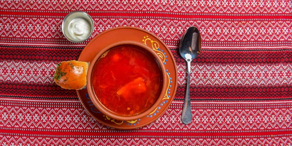 Украинский Свекольный Суп Борщ Сметаной Подаваемый Керамической Миске Фоне Традиционного — стоковое фото