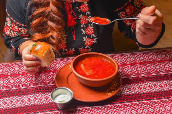 Натюрморт Украинский Свекольный Суп Борщ Сметаной Подается Миске Традиционном Красном — стоковое фото