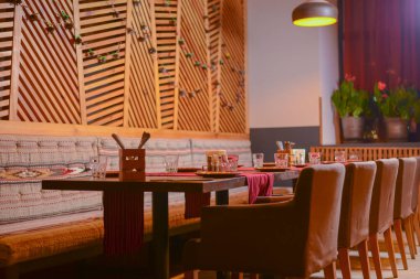 Ukrayna restoranının içi. Bir restoranın içinde. Masayı hazırla, yemek için örtülü masa hazır. Geleneksel Ukrayna mutfağı kavramı.