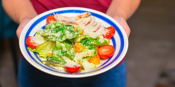 Bowl Caesar Salad Garçom Restaurante Tem Prato Salada César Italiano — Fotografia de Stock