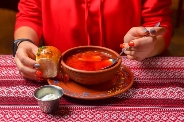 Натюрморт Украинский Свекольный Суп Борщ Сметаной Подается Миске Традиционном Красном — стоковое фото