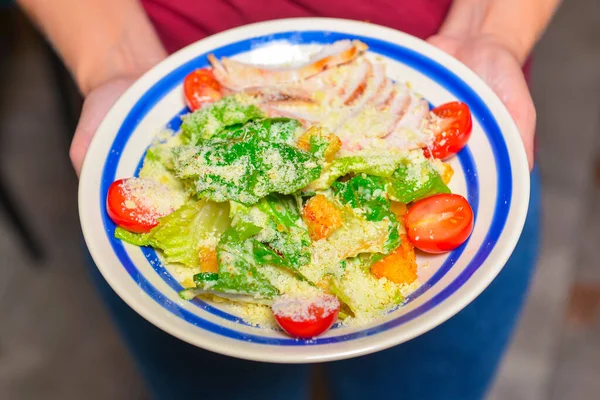 Bowl Caesar Salad Garçom Restaurante Tem Prato Salada César Italiano — Fotografia de Stock