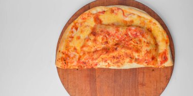 Calzone pizza, beyaz arka planda tahta tahtada kapalı pizza. İtalyan calzone pizzası beyaza izole edilmiş..