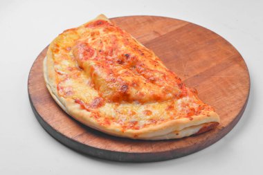 Calzone pizza, beyaz arka planda tahta tahtada kapalı pizza. İtalyan calzone pizzası beyaza izole edilmiş..