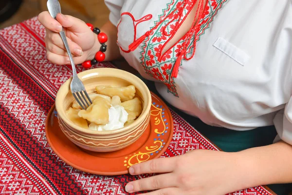 Pierogi or pyrohy, varenyky, traditional dumplings served with sour cream in bowl on wooden table. — Stock Photo, Image
